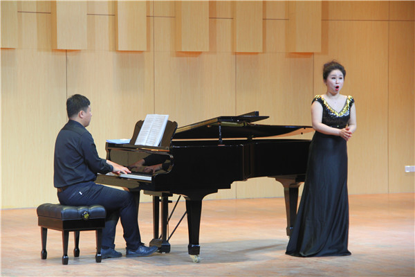 beat365官网青年教师周其玮副教授举办 “琦音玮烨”独唱音乐会