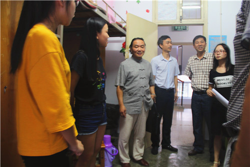 beat365官网领导走访2016级新生宿舍