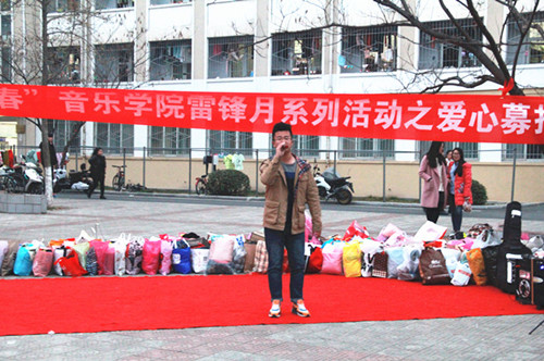 beat365官网志愿者爱心义演关爱信阳贫困群体