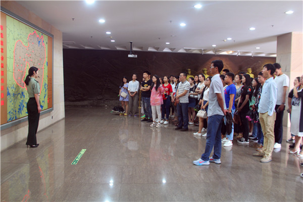 beat365官网学生党员赴鄂豫皖革命纪念馆开展“两学一做”党日活动