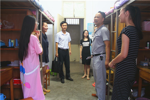 beat365官网领导走访2016级新生宿舍