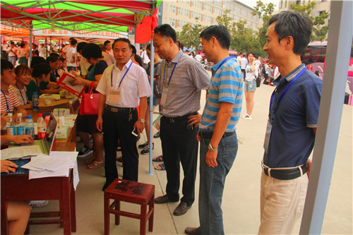 beat365官网领导现场视察新生入学工作