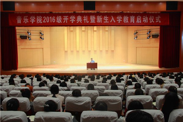 beat365官网党委副书记刘晓兵为新生做入学教育报告会