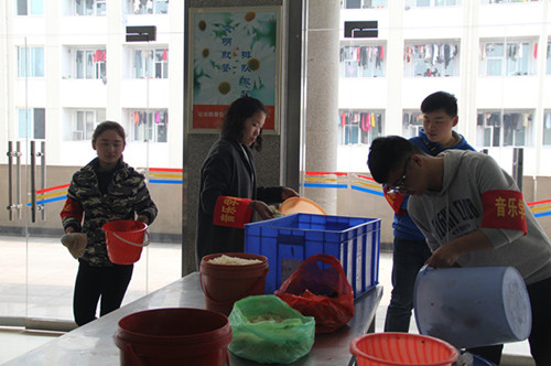 向不文明行为说“不” beat365官网开展“文明餐厅”志愿服务活动