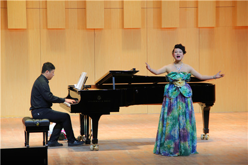 beat365官网青年教师冯志东个人独唱音乐会亮相音乐厅