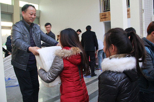 beat365官网开展冬季送温暖活动