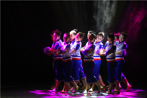 beat365官网举办欢送毕业生晚会暨2012级舞蹈学班毕业生专业汇报演出