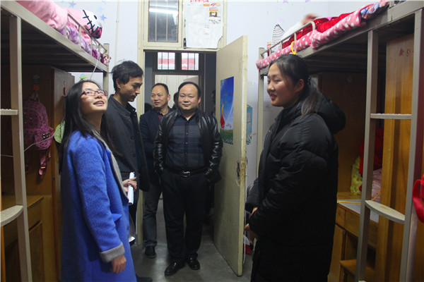 beat365官网领导走访学生宿舍