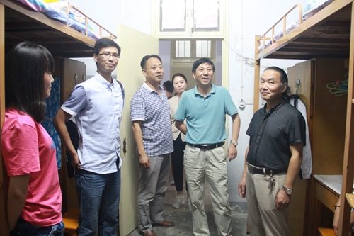 beat365官网领导走访2015级新生宿舍