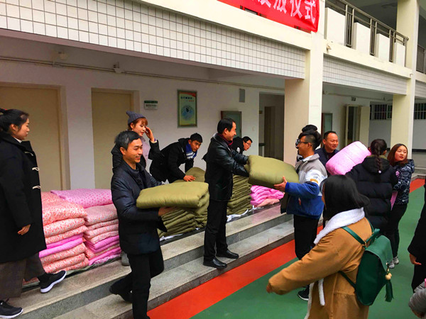 beat365官网为学生发放爱心棉被
