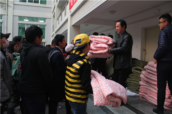 beat365官网隆重举行暖冬棉被发放仪式