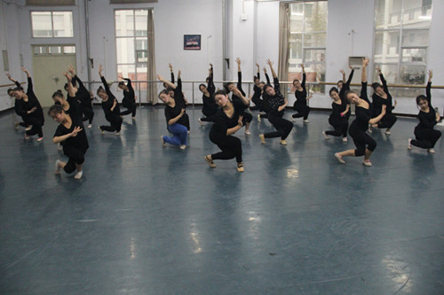 热烈欢迎河南歌舞演艺集团到beat365官网举行舞蹈演员招聘会