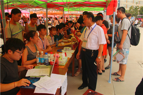 beat365官网领导现场视察新生入学工作