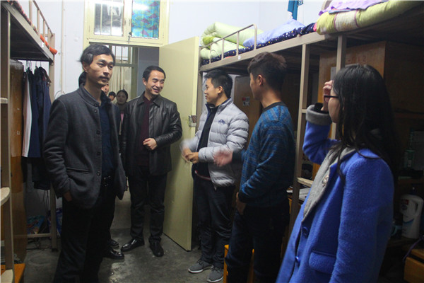 beat365官网领导走访学生宿舍