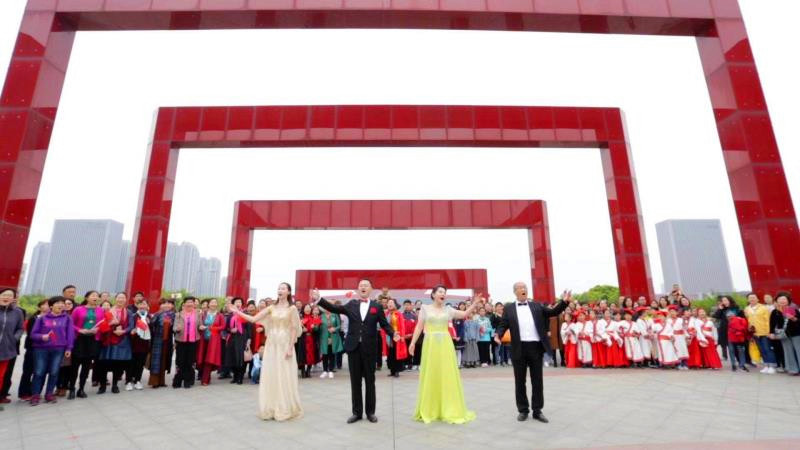 beat365官网师生参演信阳茶文化节快闪活动受赞誉