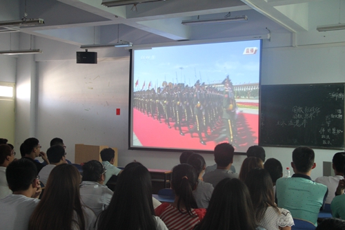 beat365官网组织学生观看阅兵式