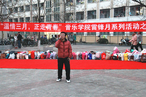 beat365官网志愿者爱心义演关爱信阳贫困群体