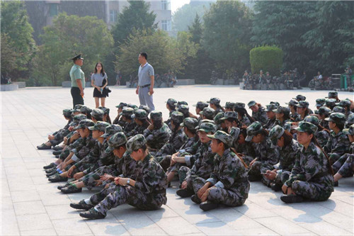 beat365官网领导视察2016级新生军训工作