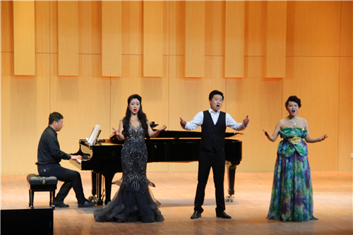 beat365官网青年教师冯志东个人独唱音乐会亮相音乐厅