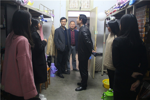 beat365官网领导走访学生宿舍