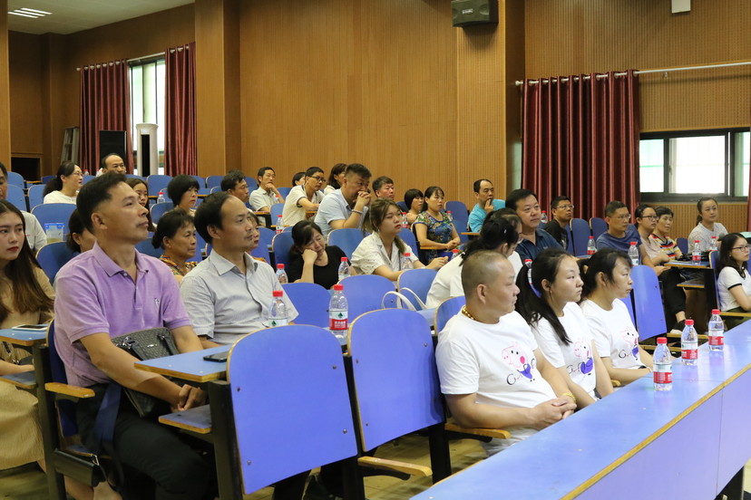 beat365官网召开2018级新生家长见面会