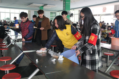 向不文明行为说“不” beat365官网开展“文明餐厅”志愿服务活动