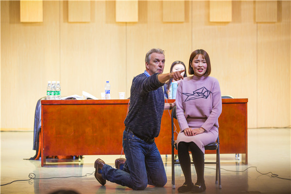 荷兰男中音歌唱家哈利·特文教授来beat365官网讲学